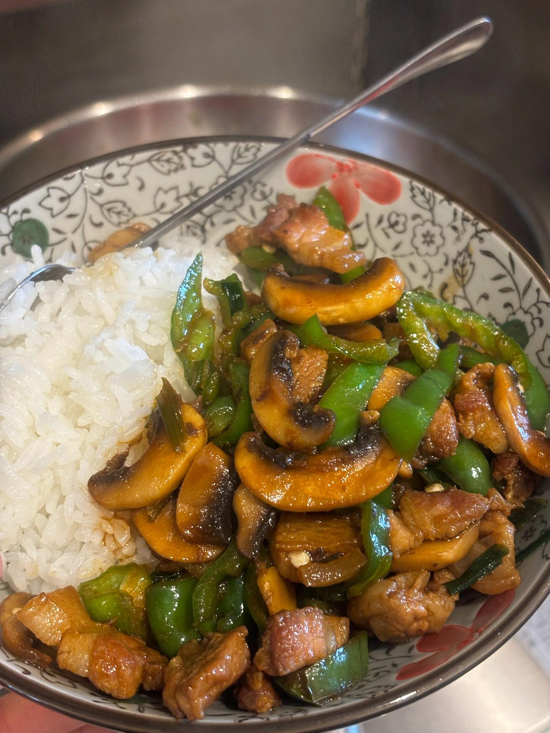 口蘑肉片盖浇饭