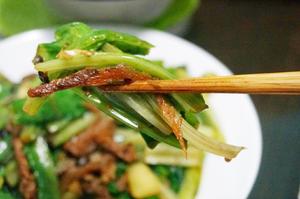 家常粤菜：豆豉鲮鱼炒油麦菜的做法 步骤3