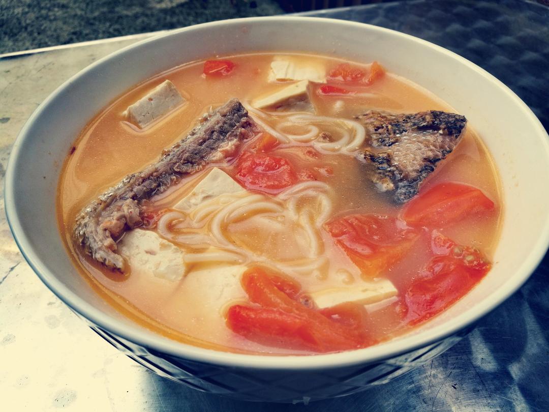 番茄豆腐三文鱼骨汤