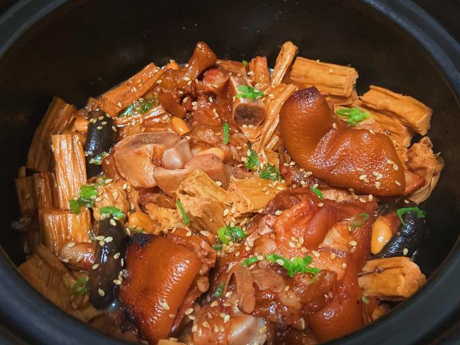 腐竹香菇黄豆炖猪蹄煲-硬菜宴客卖相好👌不能再简单的做法