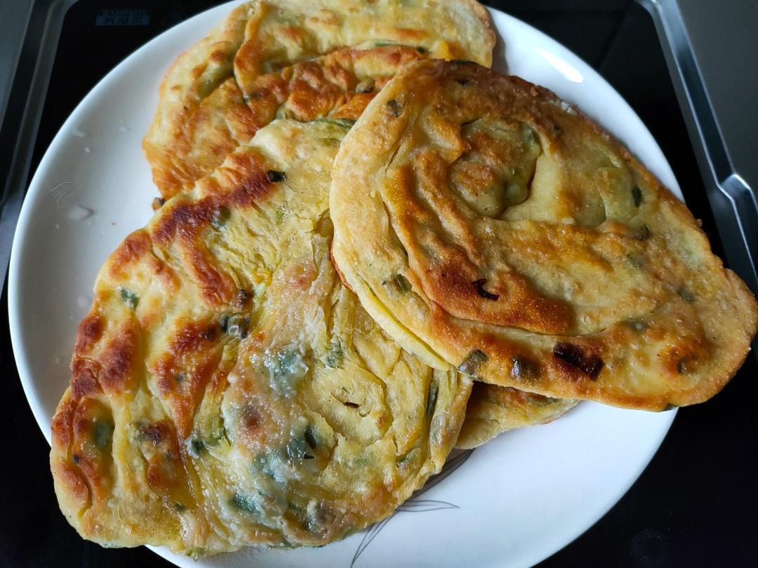 酥香葱油饼，外层金黄焦脆，内里松软，葱香浓郁，超简单零失败。