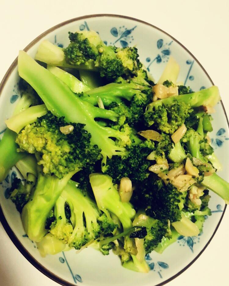 好吃到爆的耗油蒜蓉西兰花(从不修图，喜欢请关注)