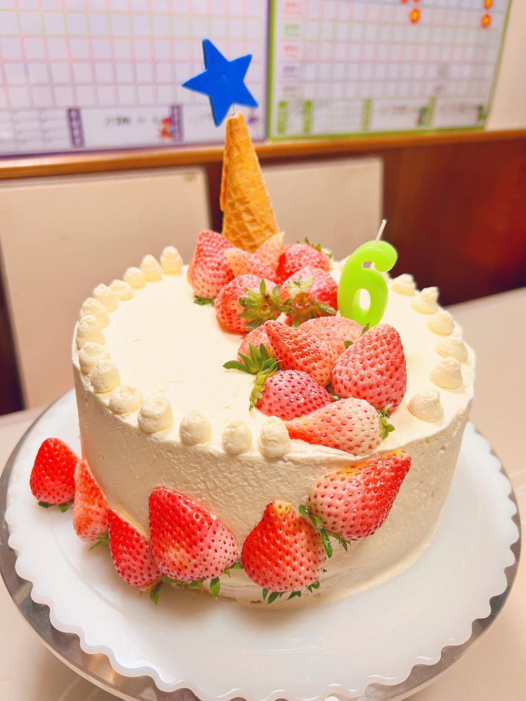 草莓装饰奶油蛋糕