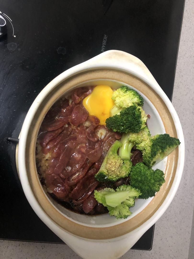 广式腊味煲仔饭