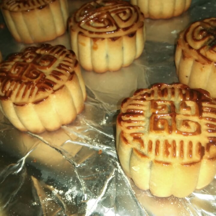 广式莲蓉蛋黄月饼 Moon Cakes with Egg yolk