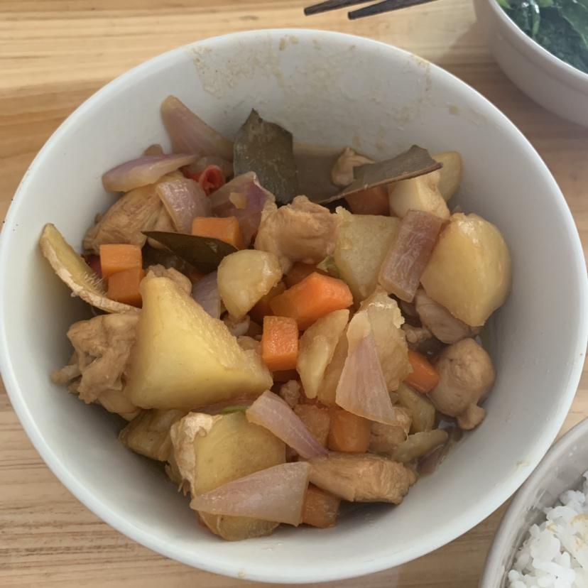 土豆炖鸡肉(一定要多煮点饭，否则不够吃)