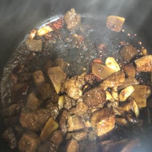 姬松茸炖牛肉,用汤料下面，安逸得板，巴适得喊的做法 步骤7