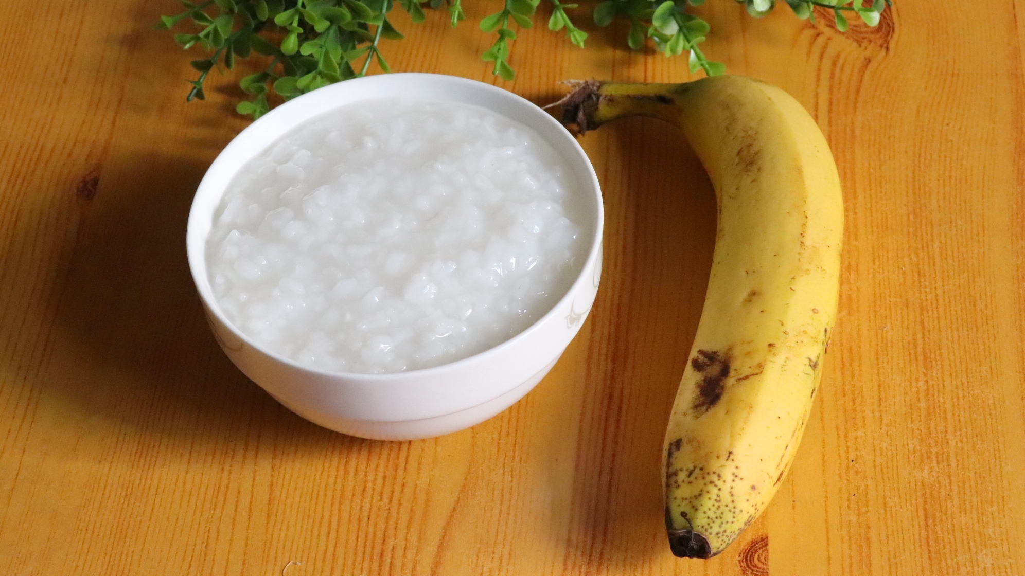 往香蕉里倒入1碗米粥，这种做法营养又健康，我家早餐一周吃5次！的做法 步骤1