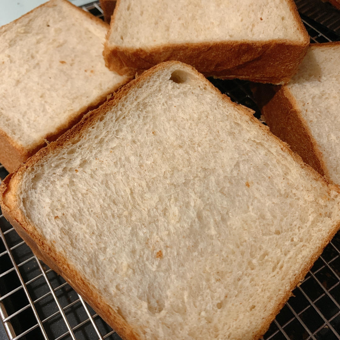 柔软的蜂蜜牛乳全麦吐司