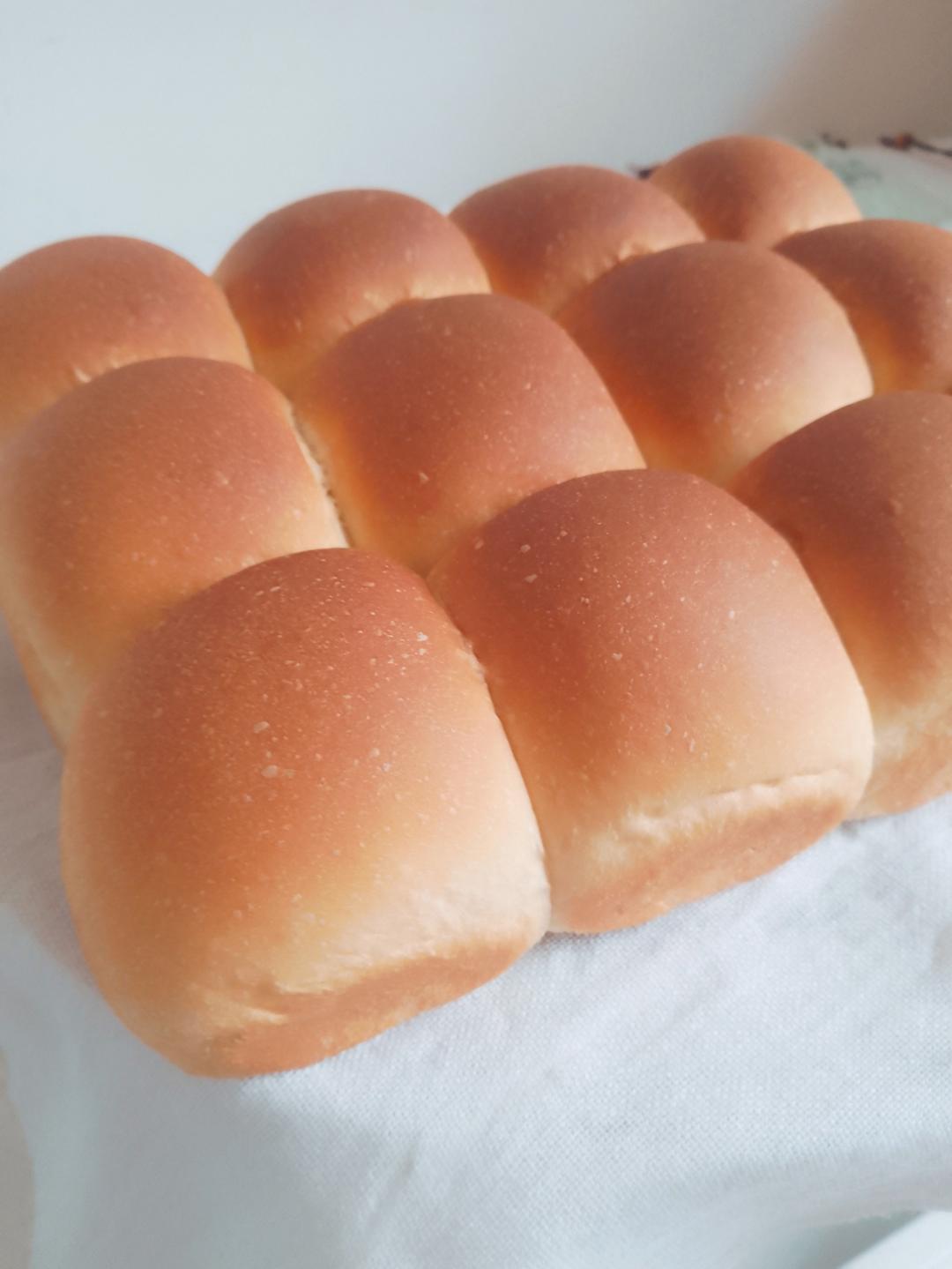 又香又软又拉丝，咬一口奶香十足！超治愈的淡奶油波兰种小餐包