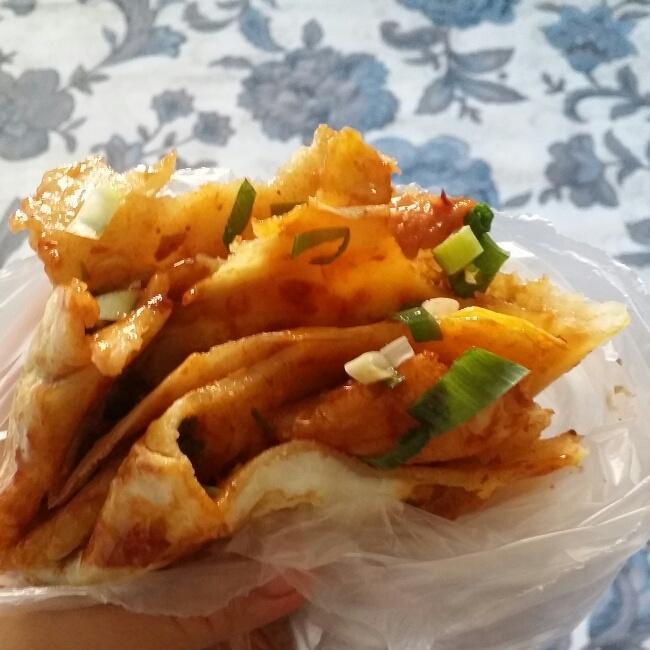 鸡蛋饼（路边摊的小吃）