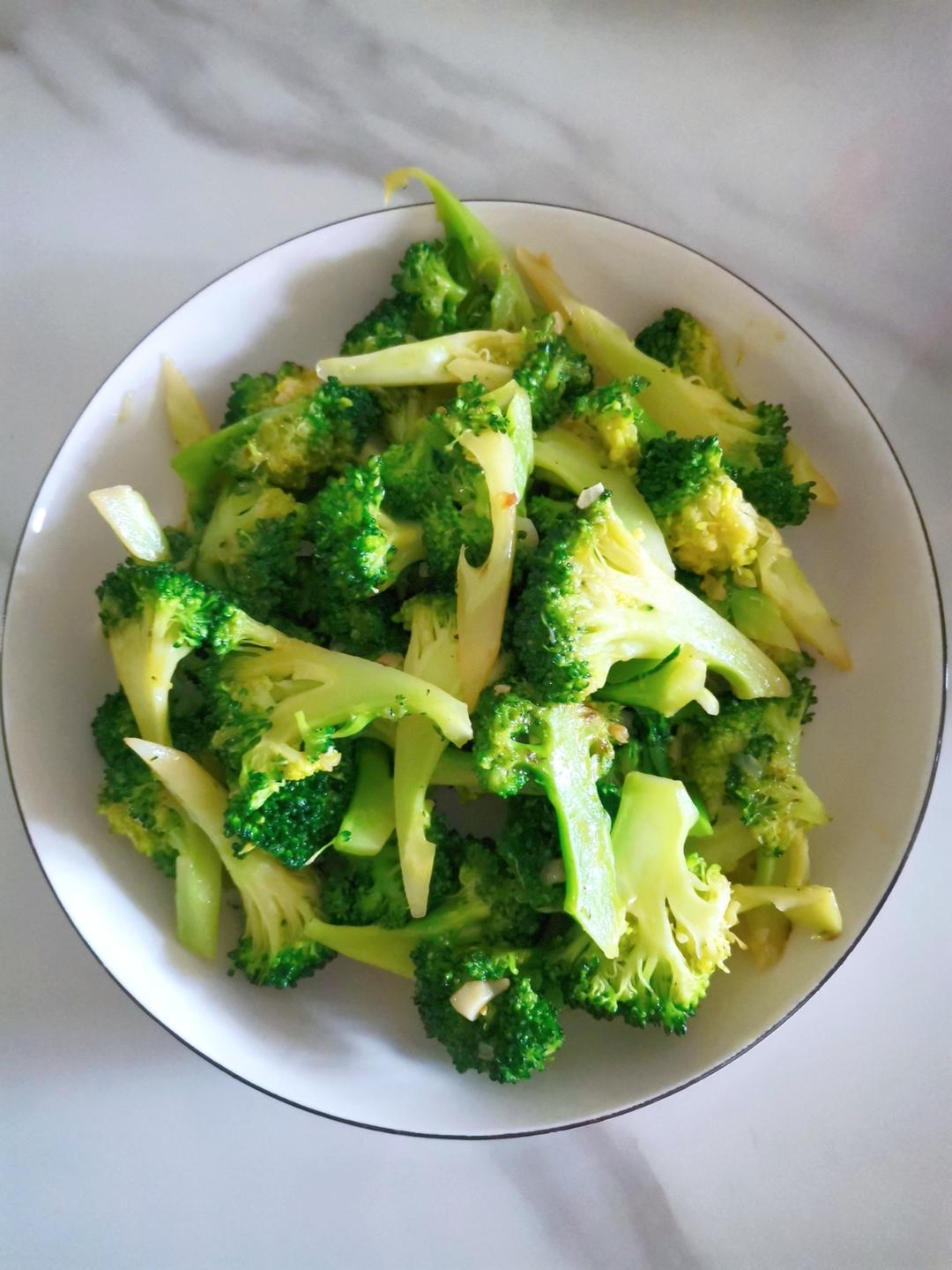 好吃到爆的耗油蒜蓉西兰花(从不修图，喜欢请关注)