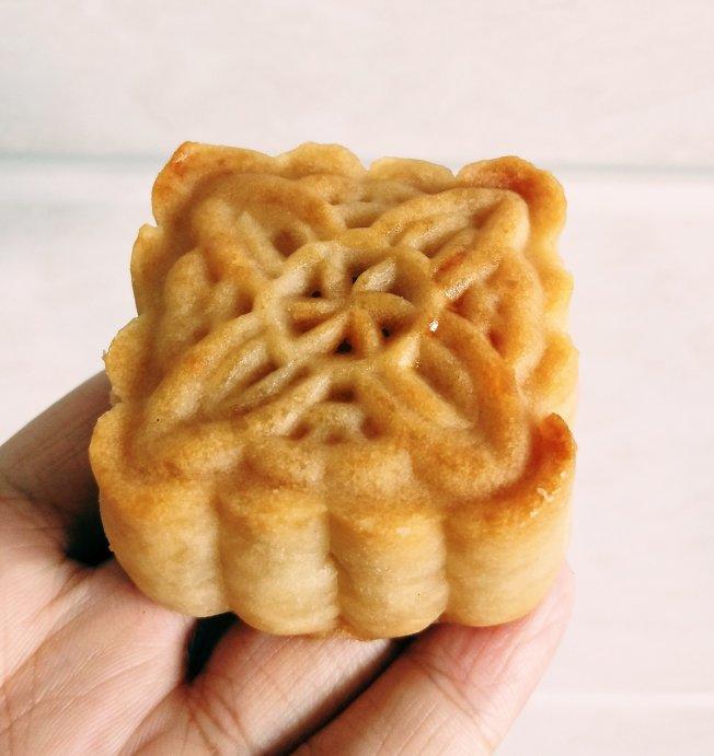 广式月饼－－蛋黄豆沙月饼