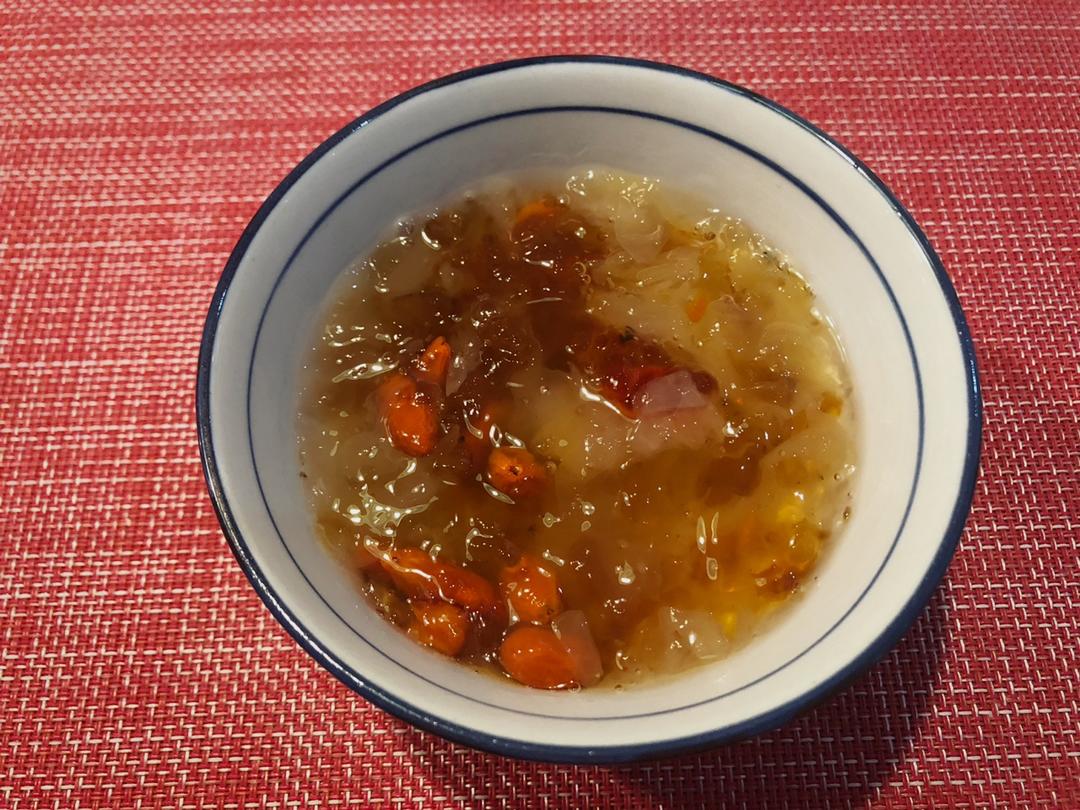 桃胶银耳红枣羹