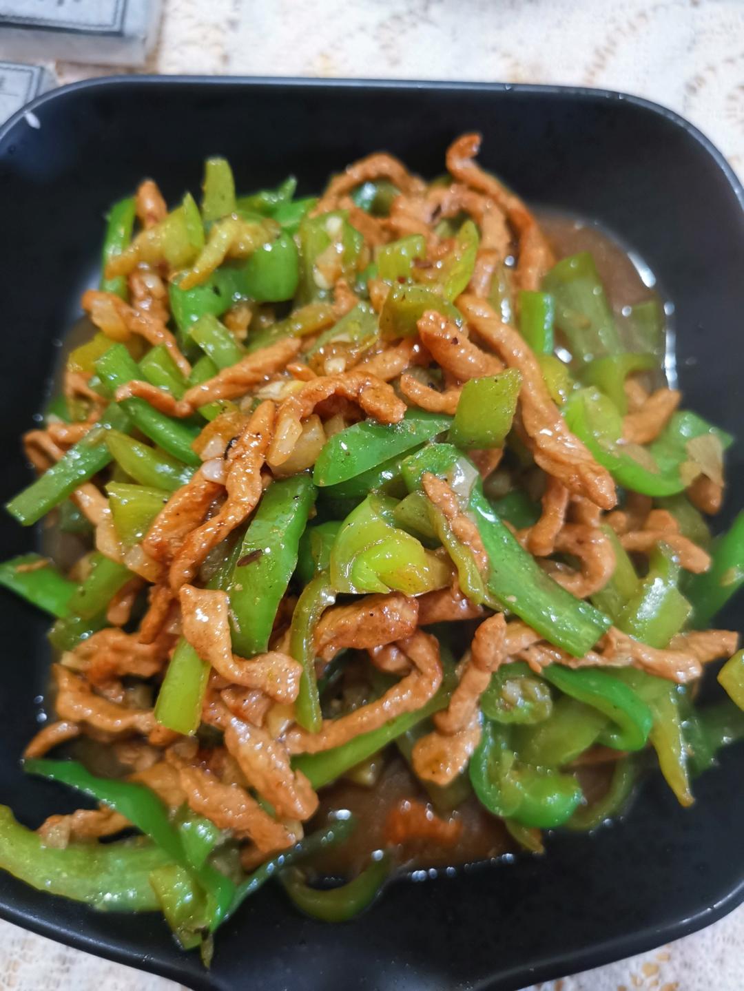 青椒肉丝，这样炒太好吃了。