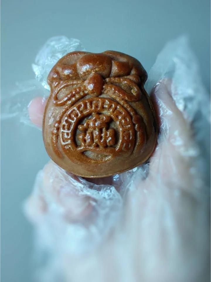 咸蛋黄肉松月饼