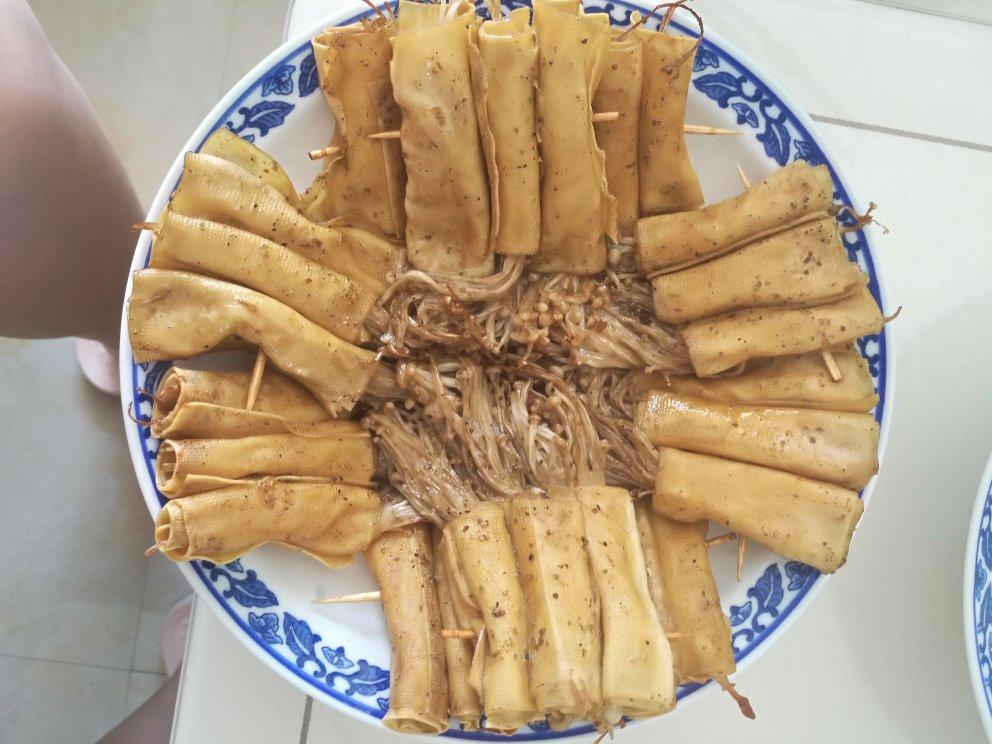 豆腐皮金针菇卷