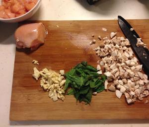 鸡肉蘑菇罗勒蒜香奶油意面的做法 步骤1
