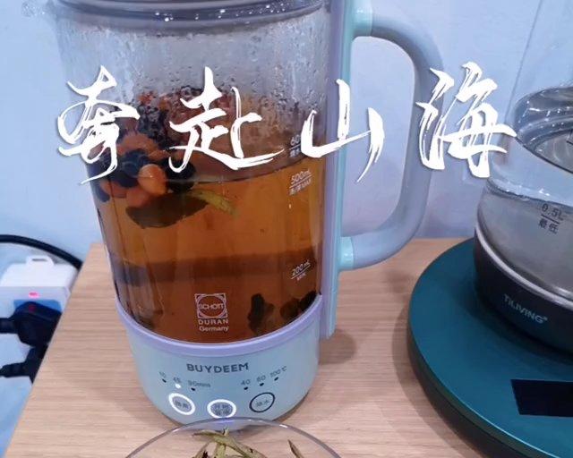 手脚凉凉，头眼潮热发胀，来杯五味子枸杞子茶，引火归元吧