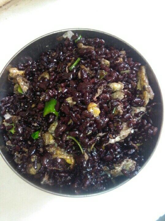 蛋炒黑米饭