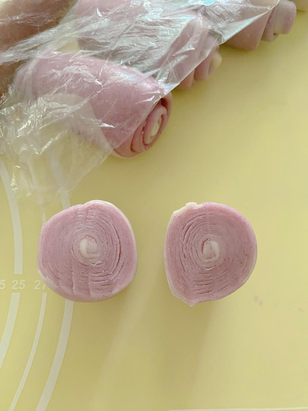 黑芝麻螺旋蛋黄酥