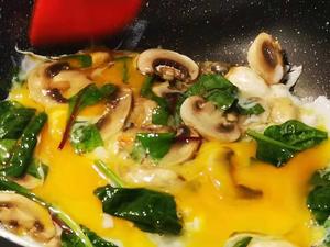 减脂快手餐之蘑菇菜蔬煎蛋的做法 步骤4
