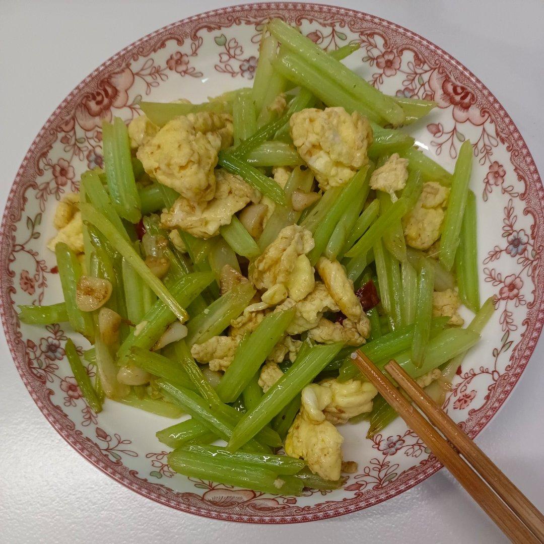 芹菜炒鸡蛋