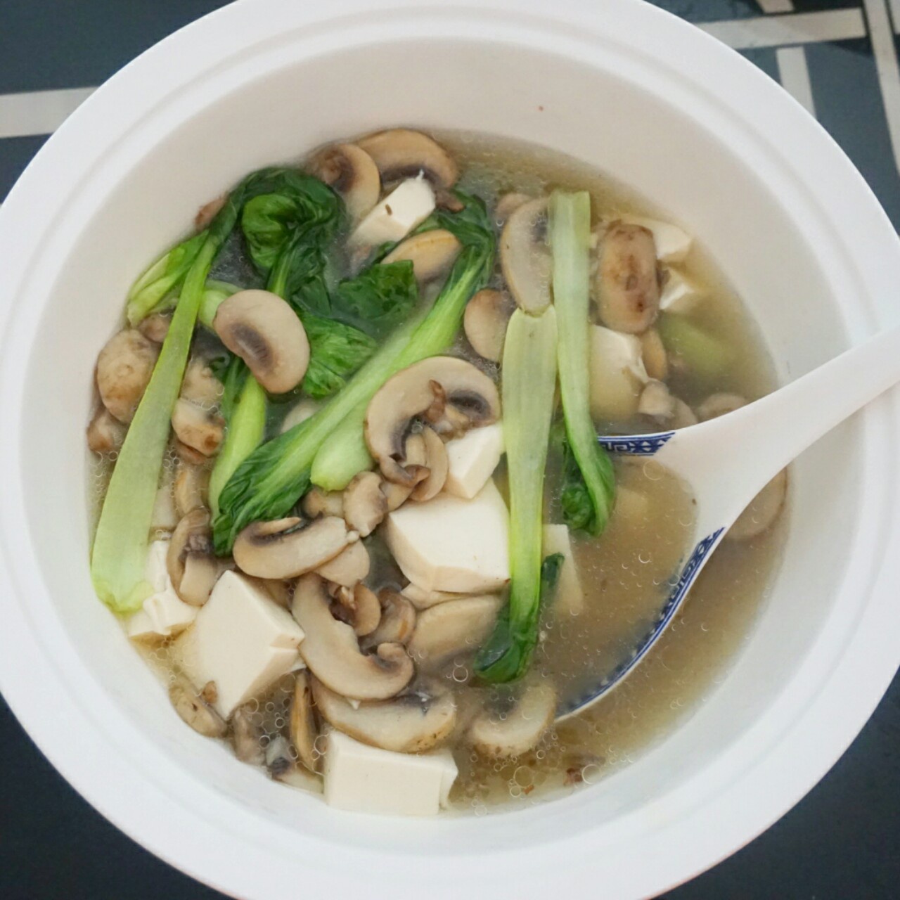 蘑菇豆腐青菜汤