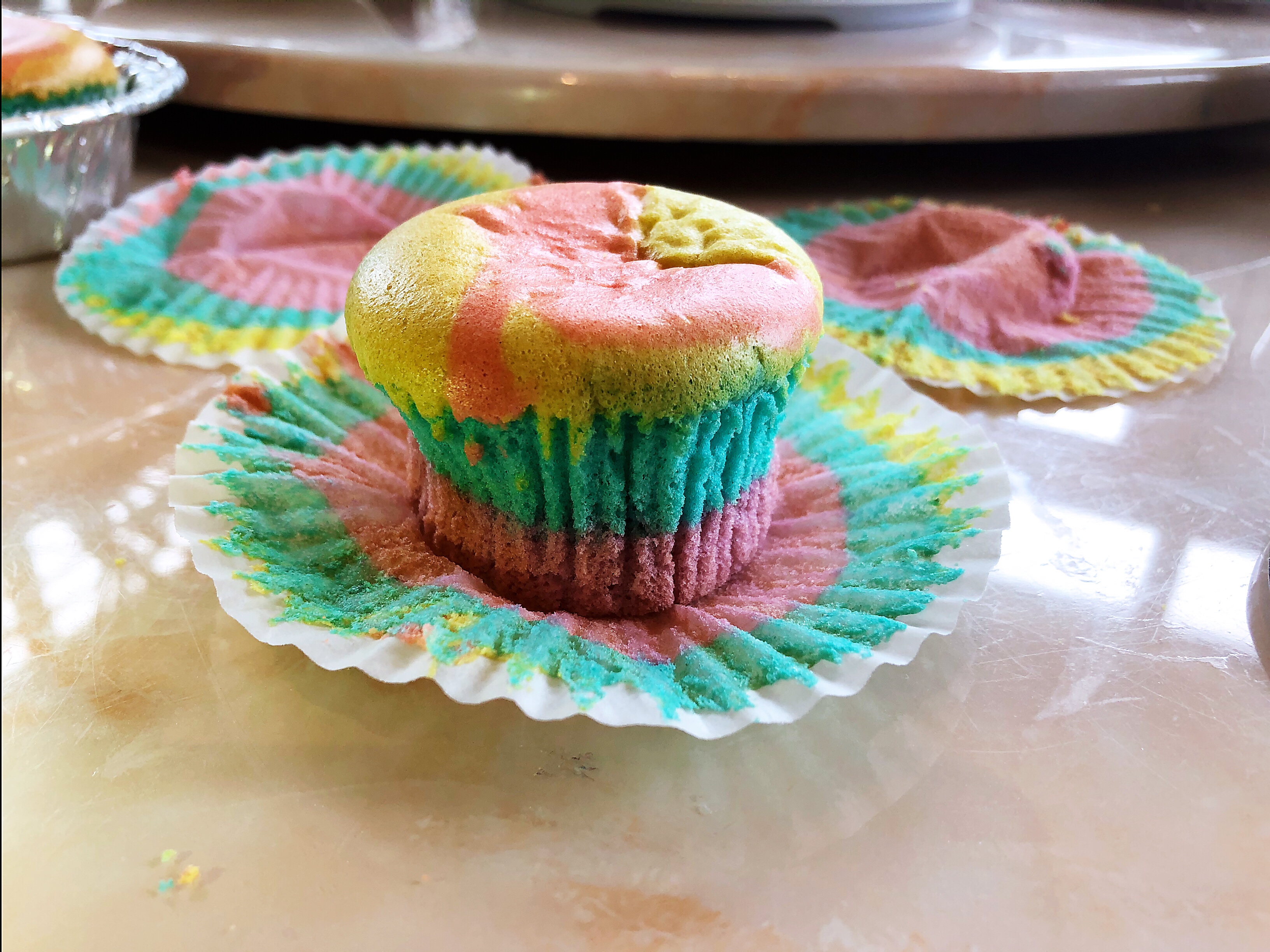 神仙颜值的彩虹纸杯蛋糕的做法