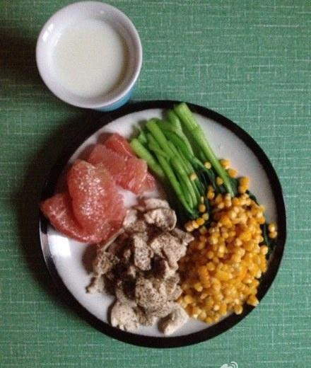 减脂增肌早餐-131105-黑胡椒鸡胸，煮菜心，煮玉米，红心柚子，牛奶的做法