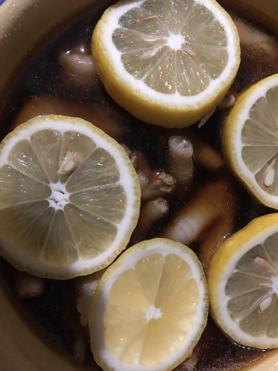 柠檬鸡爪红色的