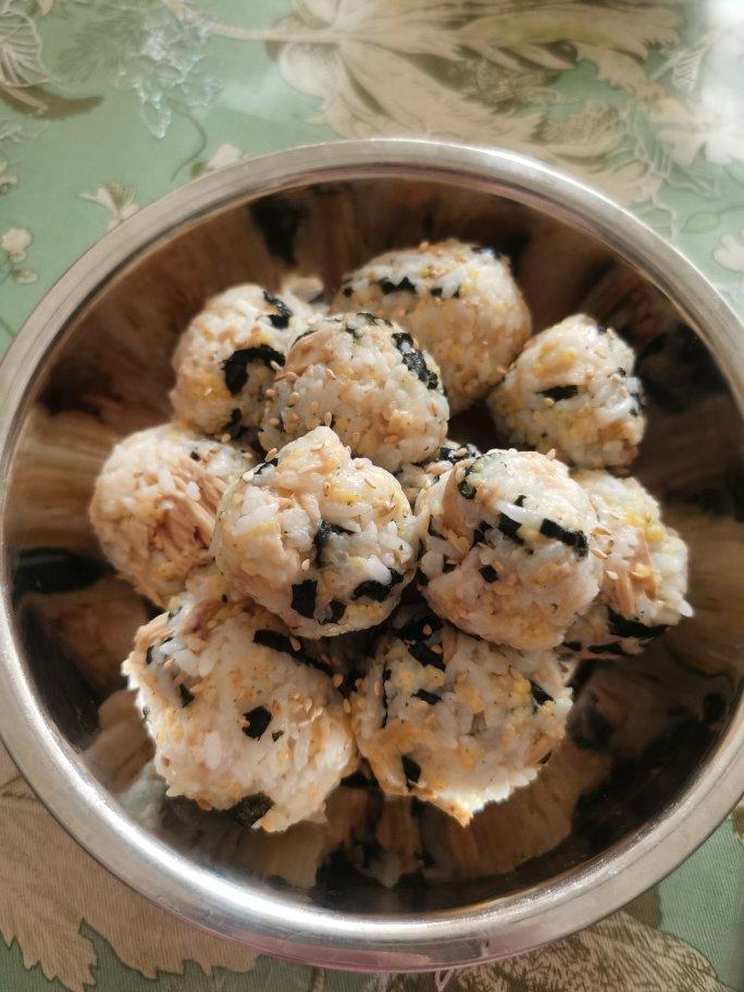 金枪鱼饭团
