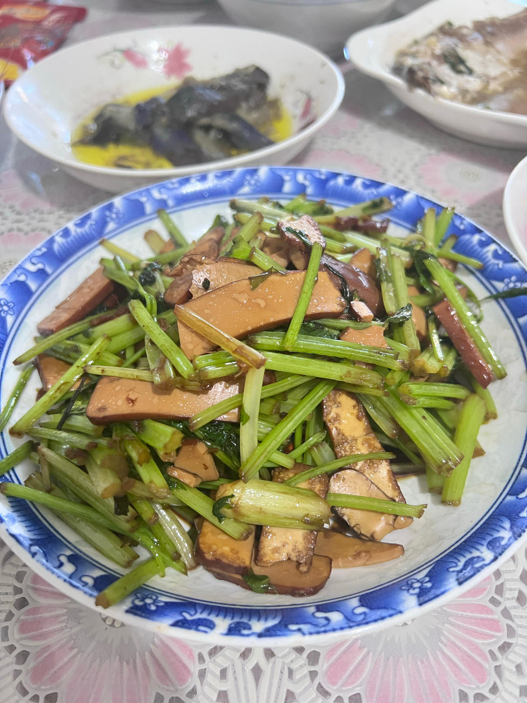 午餐晚餐简单快手下饭菜芹菜炒香干