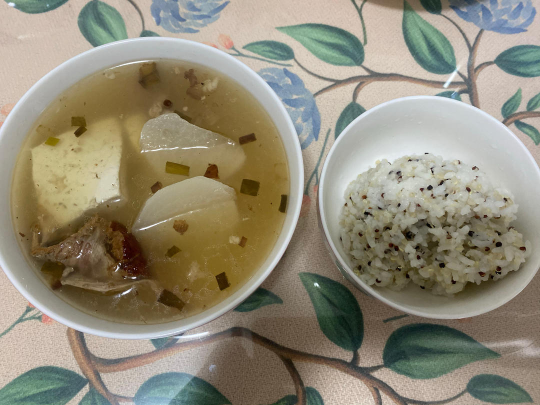 奶白的白萝卜鸭架汤