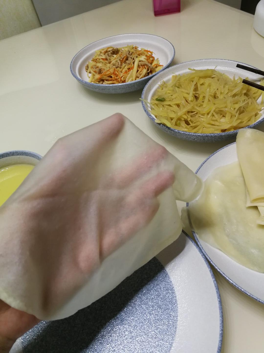 一个窍门教你擀出薄的透花的蒸单饼