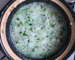 宝宝辅食：龙利鱼芹菜叶青菜木耳粥的做法 步骤7