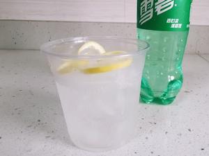 夏季超简单冰饮--柠檬雪碧养乐多的做法 步骤4