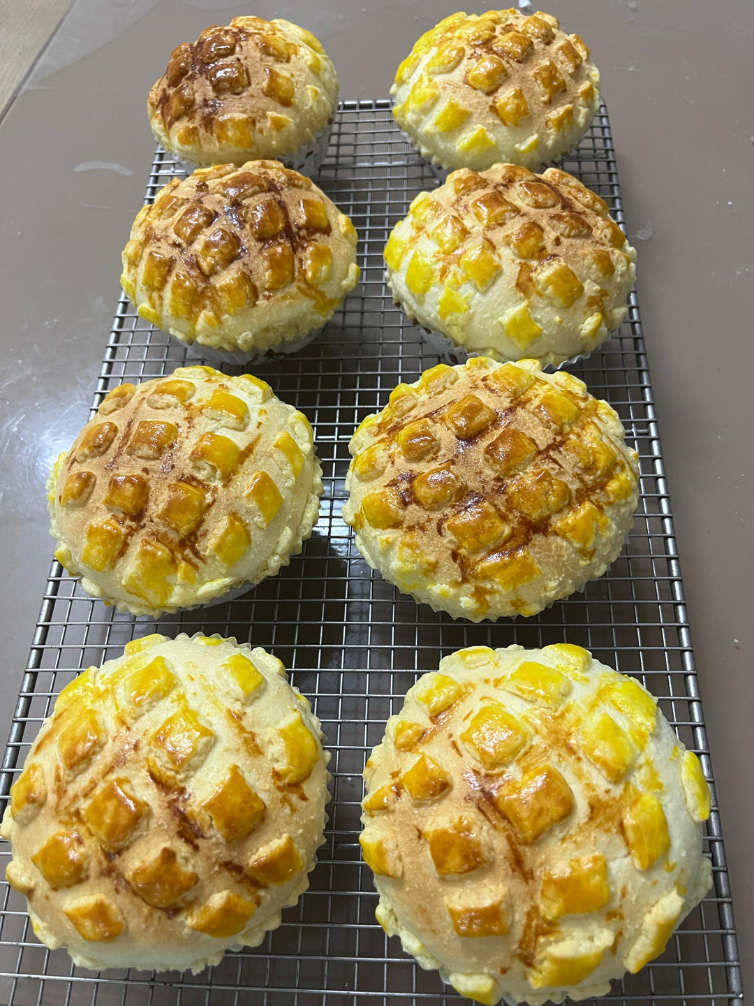 好吃到炸裂的港式菠萝包（附带制作酥皮的小视频）