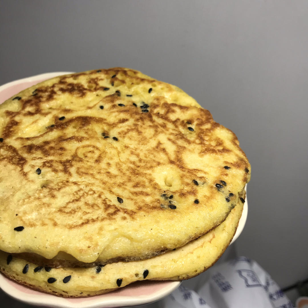 手不沾面做松软的玉米面小饼