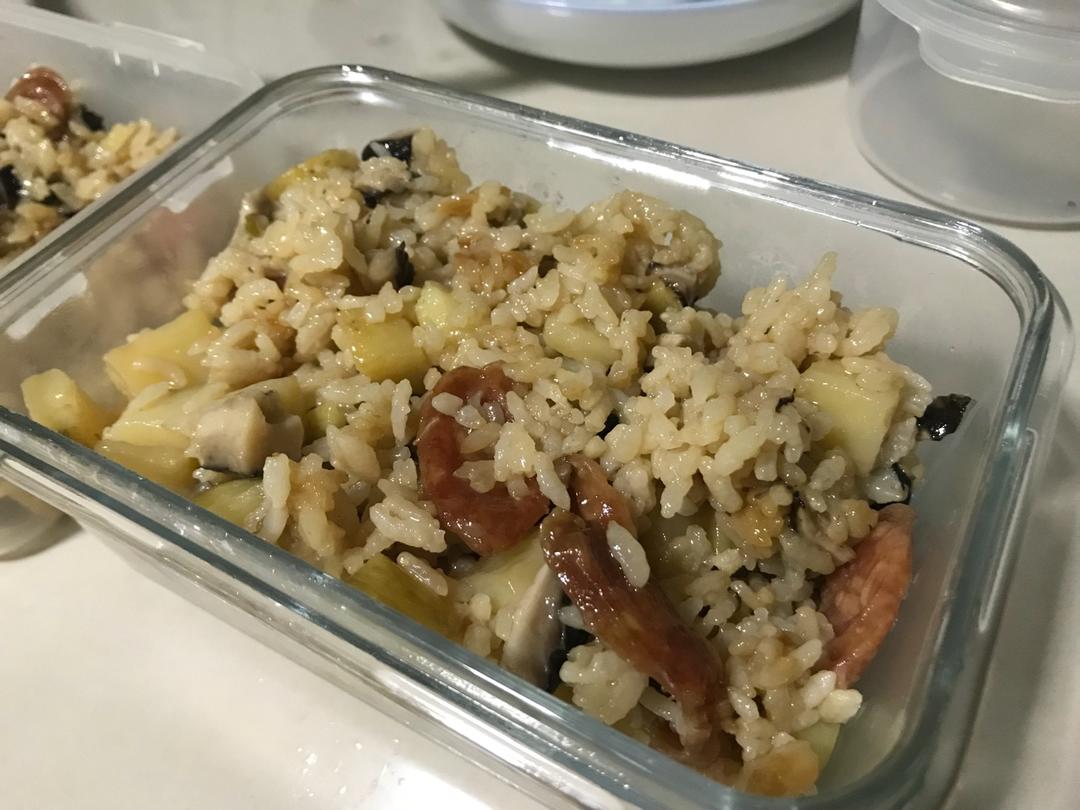 香菇腊肠土豆焖饭