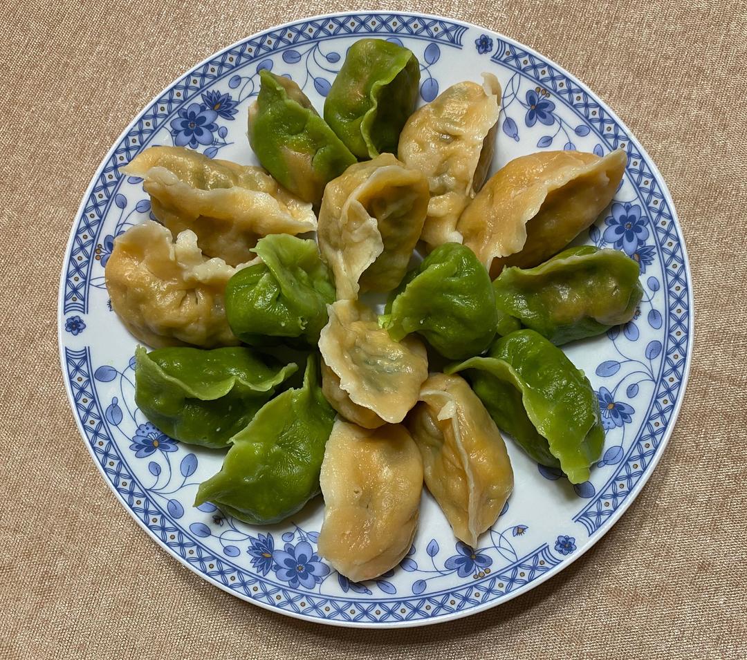 蔬菜饺子: 菠菜饺子和胡萝卜饺子🥟的做法 步骤8