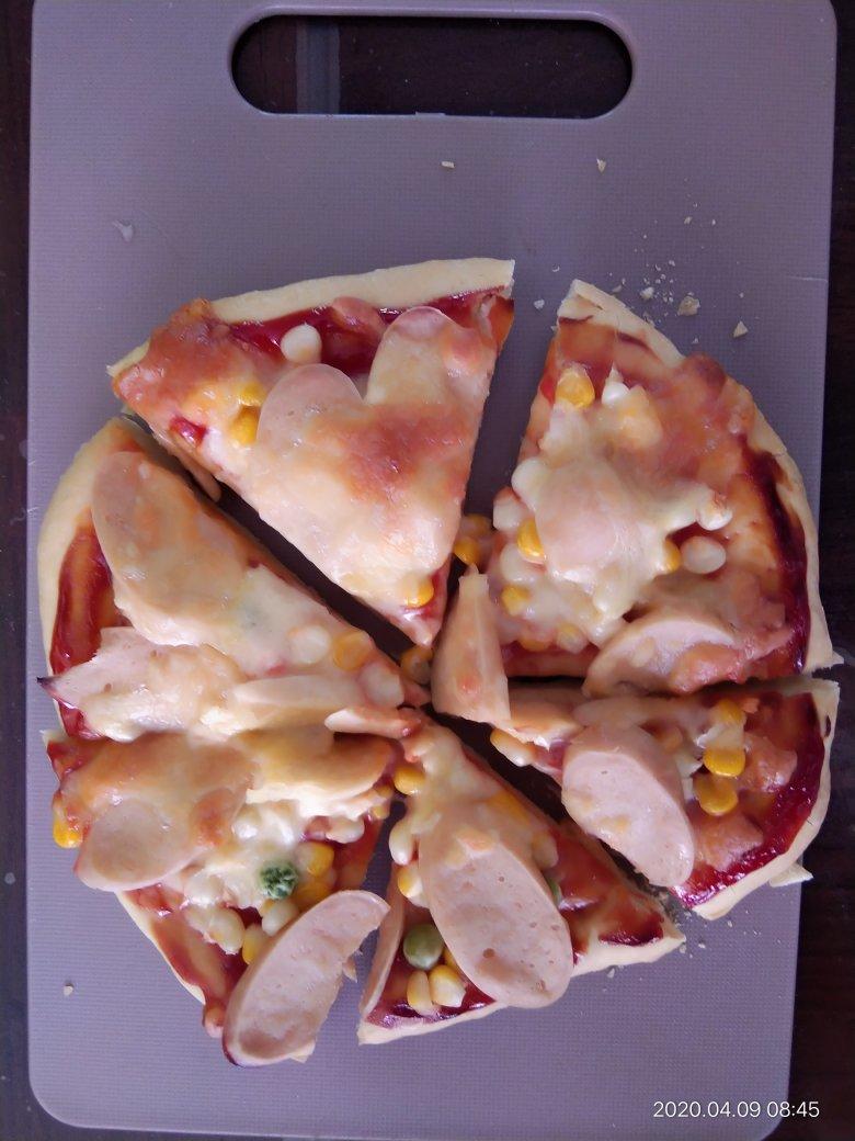 麦子迪迪做的完爆必胜客棒约翰芝士香肠卷边披萨