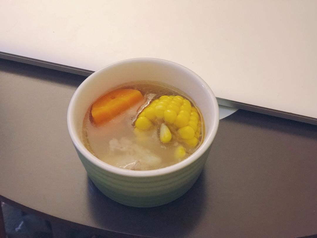 胡萝卜玉米排骨汤