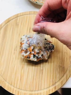 超好吃的肉松紫菜饭团的做法 步骤6