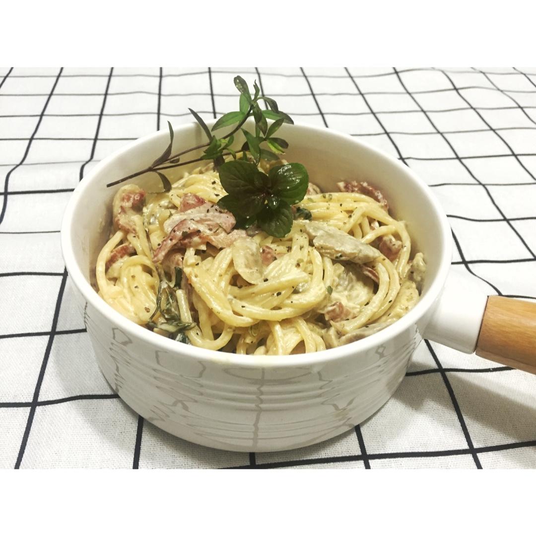 白蘑菇奶油培根意面