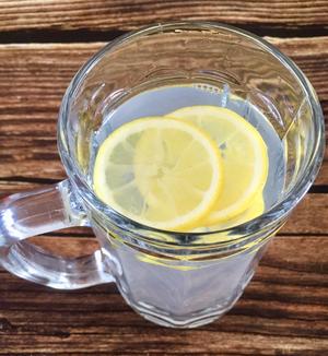清肠解腻的自制柠檬水的做法 步骤3