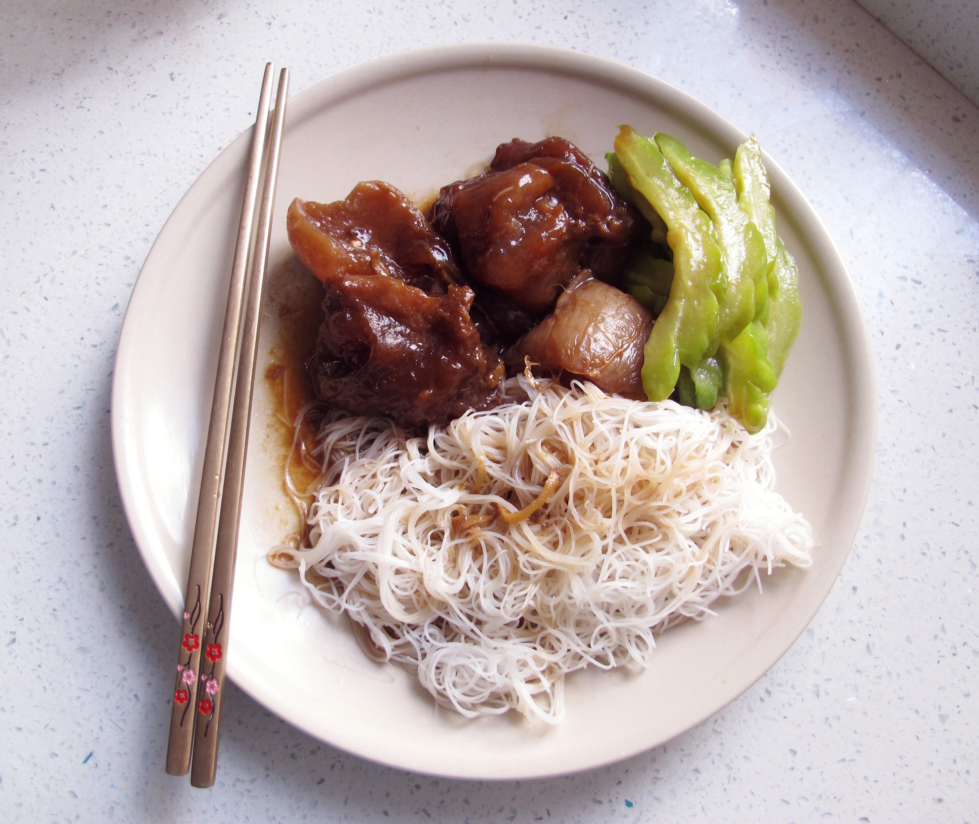 柱候牛筋牛腩萝卜煲