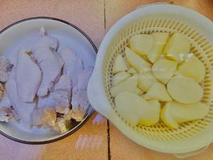 超简单入味鲍鱼汁鸡中翅焖土豆的做法 步骤2