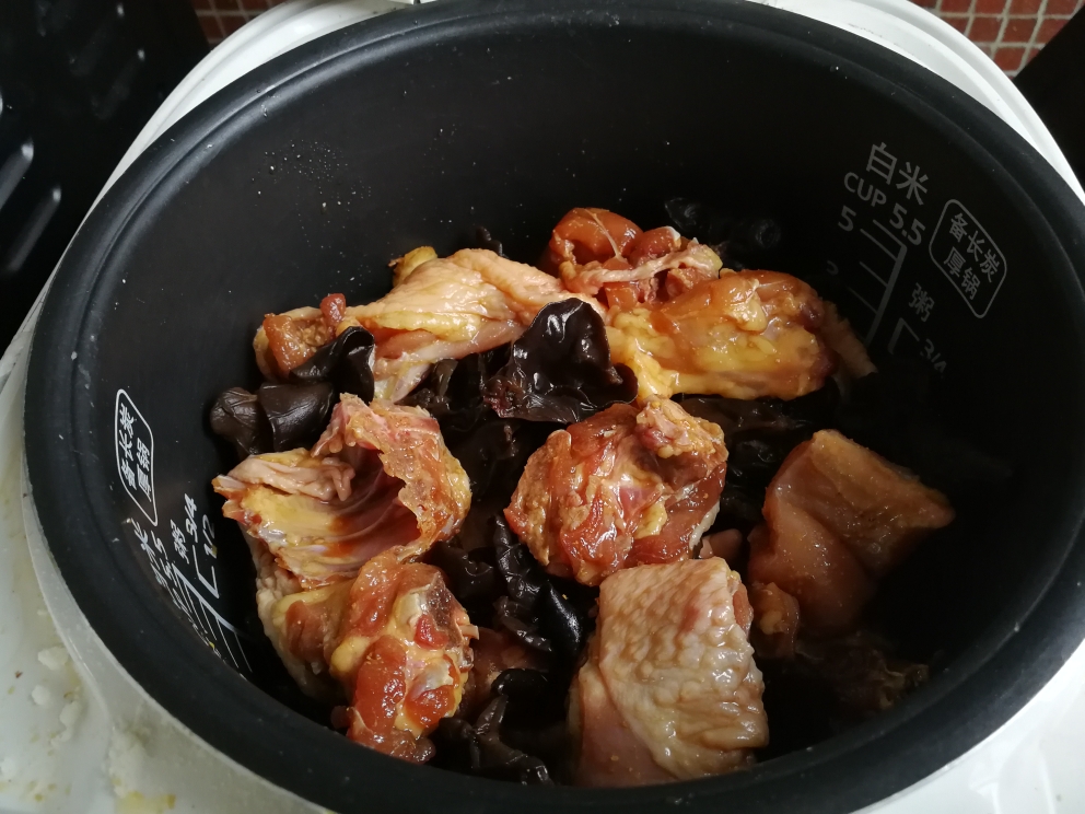 电饭锅焗沙姜鸡的做法 步骤3