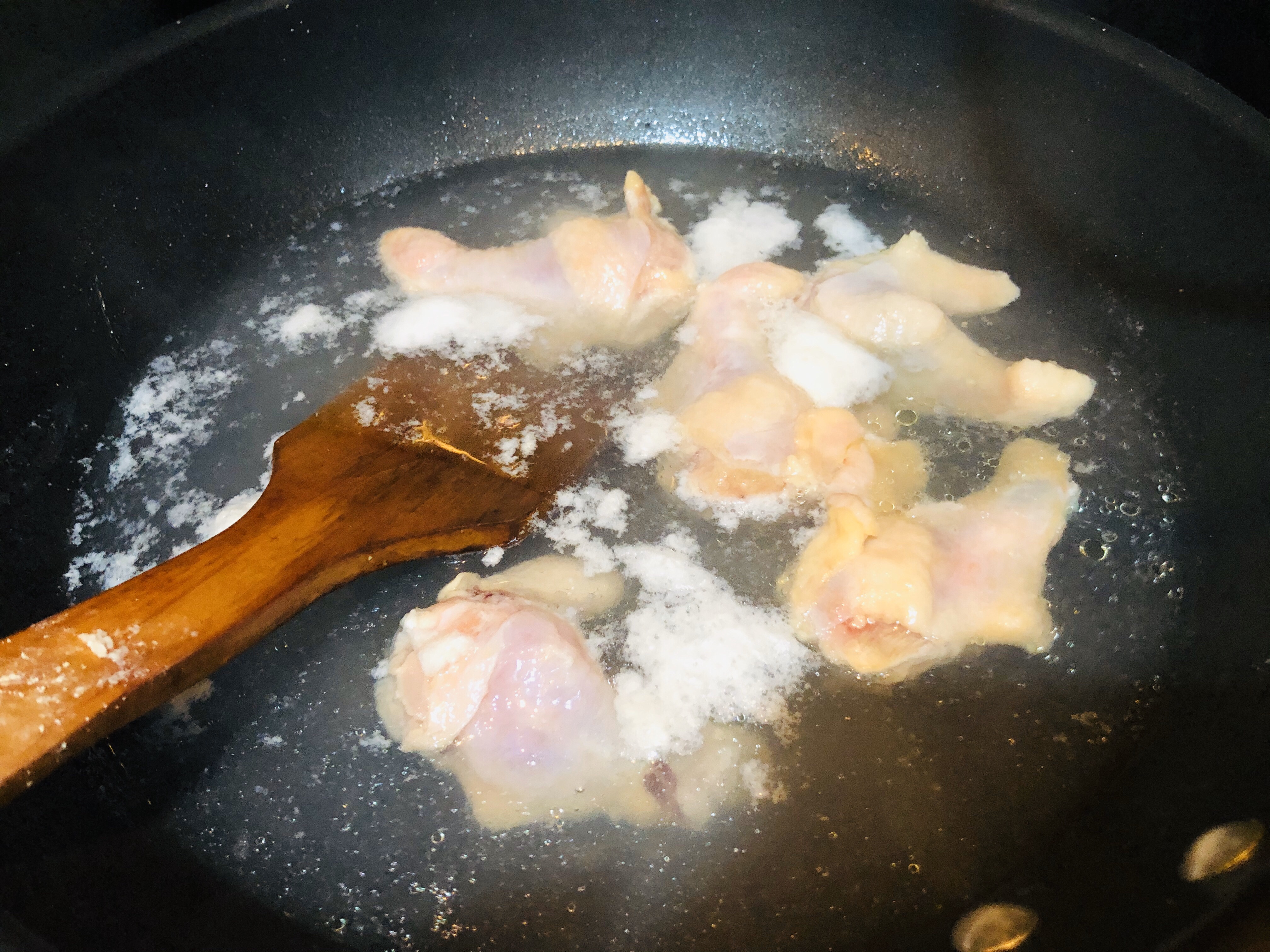 香菇土豆黄焖鸡翅根的做法 步骤2